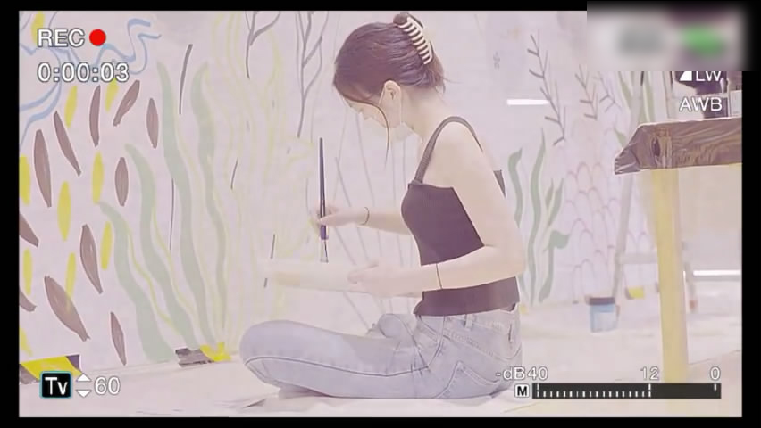 15岁李嫣在嫣然医院墙上作画，穿吊带上衣，亭亭玉立初具女神范儿