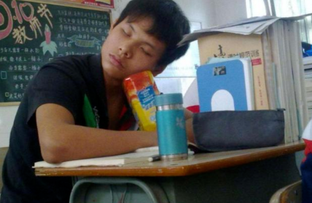 山东农村小学出现“课霸”？学生直接躺在地上睡觉，老师拿他没法