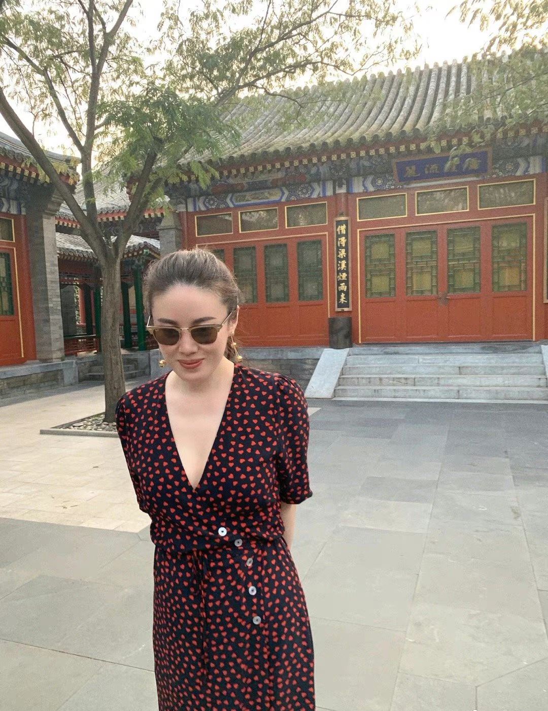 段奕宏的日籍老婆罕晒照，休闲装打扮原来这么美，相恋20年不生娃