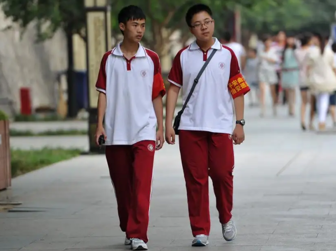 为啥贵族学校女生穿裙子，普通学校女生穿裤子？学生表示强烈不满