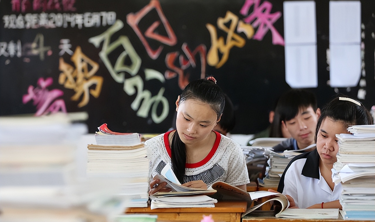 在新高考模式下，学霸想冲击985高校，三大主科需要拿多少分？