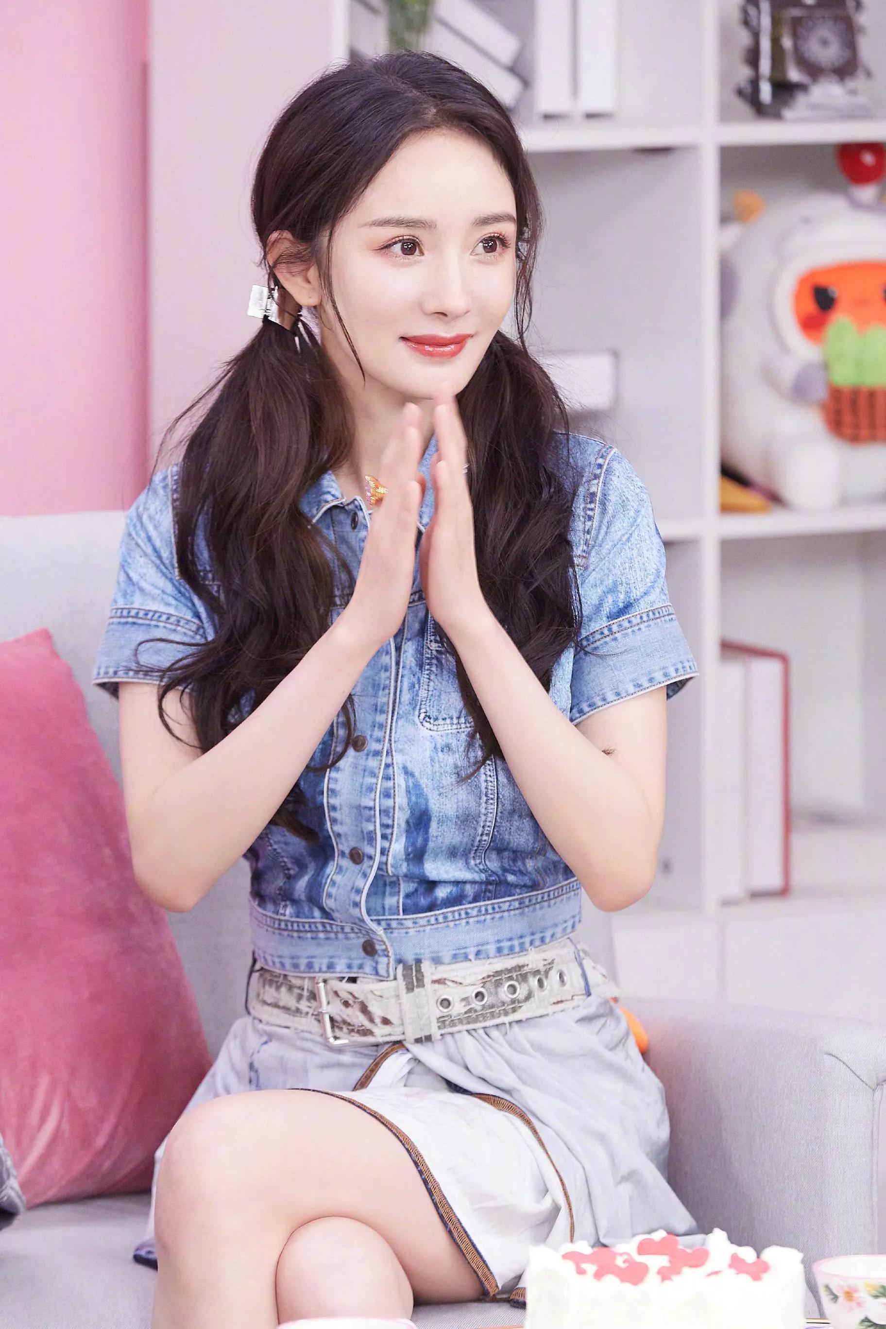 杨幂双尾麻花辫少女风—清新装扮，青春靓丽，俏皮灵动