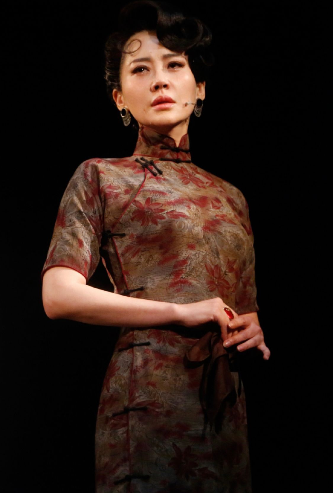 许晴和谭卓同穿印花旗袍,烫复古卷发各有风情,看不出15岁年龄差