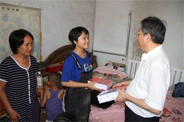 4年前707分上北大，拿到通知书仍在打工的河北女孩，后来准备参军