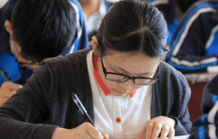 上大学才知道，普通班当鸡头和重点班当凤尾的差距，能重选就好了