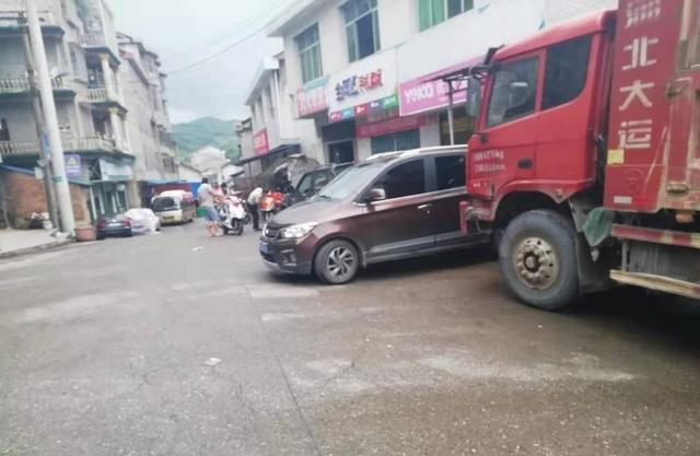 男子赌博出老千被揭穿，退还10多万元后持刀杀人，二审维持死刑，湖南高院：被害人无过错