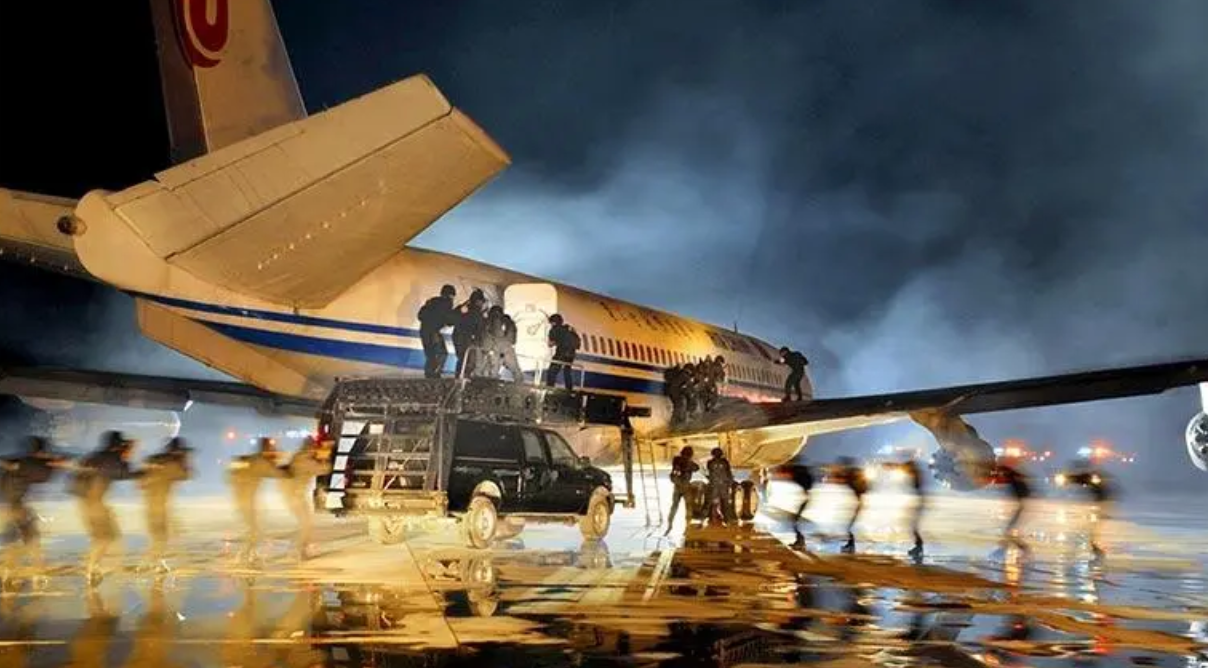 1989年中国民航遭炸机威胁，劫机犯被一脚踹下飞机，后来怎样了？