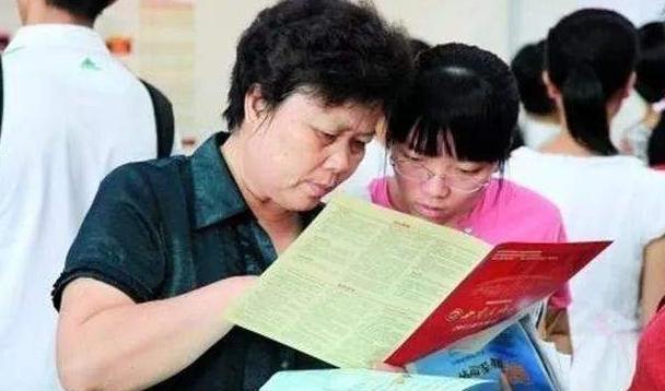 人民日报曝光上海这三所大学，毕业证一文不值，考生家长需谨慎