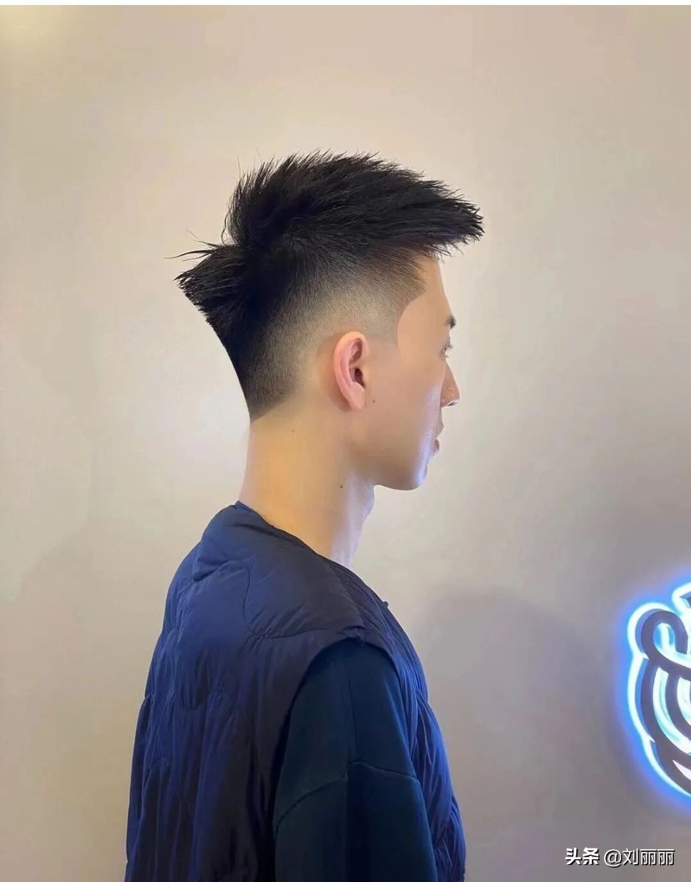 两边短中间长的发型(长脸型适合什么样的短发发型)-图9