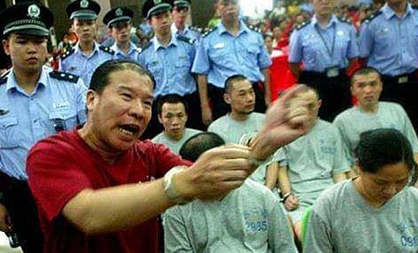 05年审判陈毅锋时欲抹黑执法部门，声称遭受私刑：被吊了15个小时