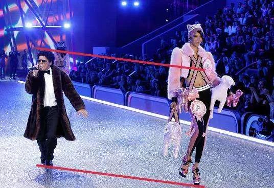 维密秀砸重金请大牌歌手，2012年嘉宾最给力，24岁蕾哈娜开演唱会