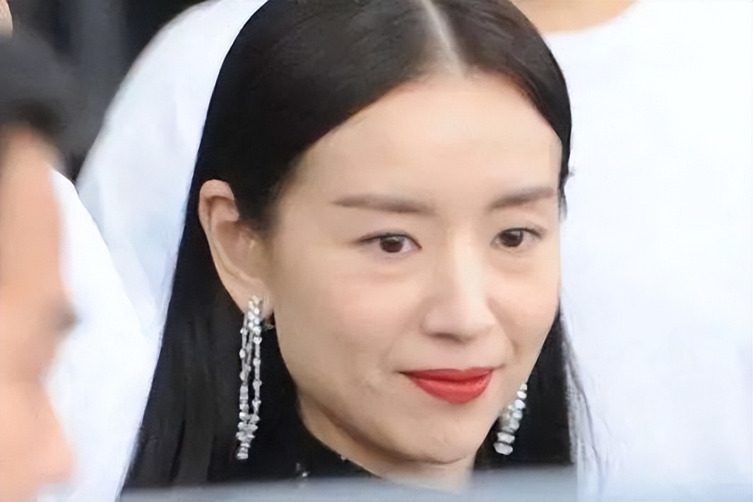 越瘦越丑的10位女星，个个皮松肉垮，脸无二两肉