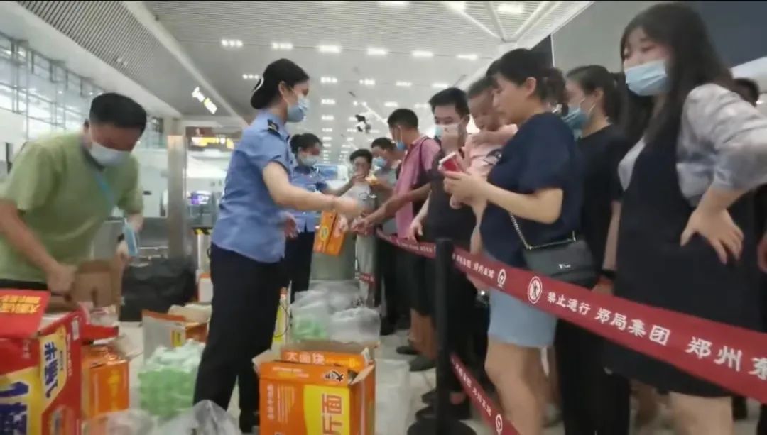 宋君瑛：暴雨中坚守6天为了两万多名滞留旅客
