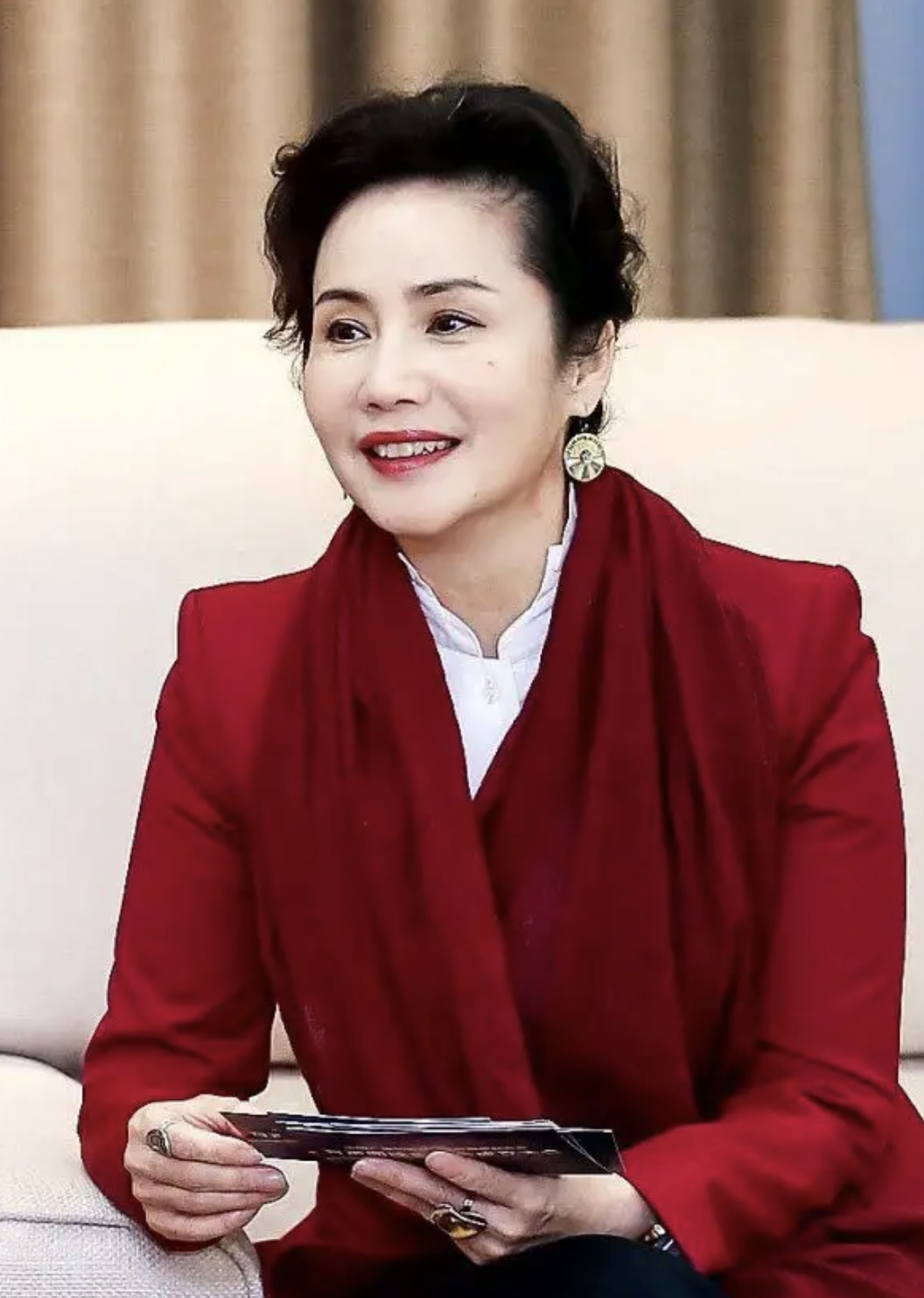 主播徐俐：与前夫相伴10年离婚，二婚丈夫给了她和儿子温暖人生