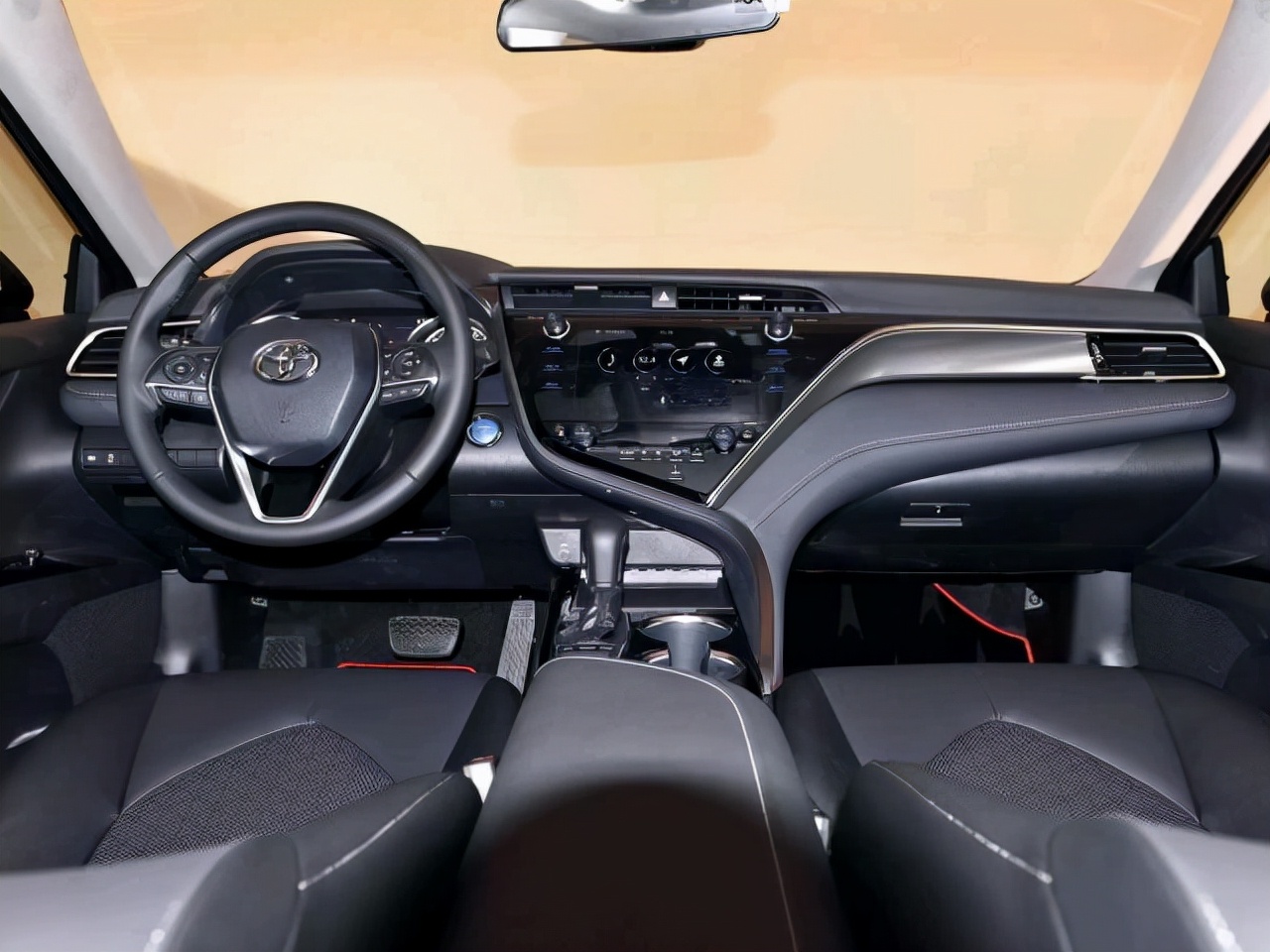 开完日产天籁，再试驾丰田凯美瑞，车主：深入对比一下就知道差距