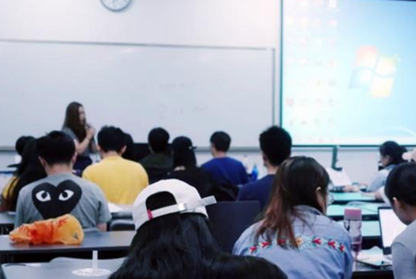 自称交不起网费的深大教师，月薪被曝光，真实到手工资令人意外