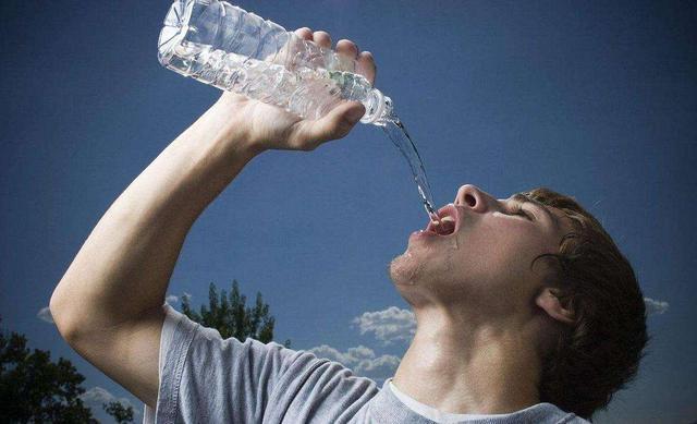喝水后一直小便的人，和半天不去厕所的人，谁更健康呢？早知早好