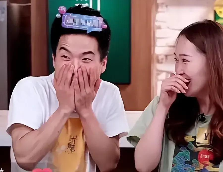 东方甄选当红主播董宇辉竟不懂“种草莓”，一心只唱《女儿国》？