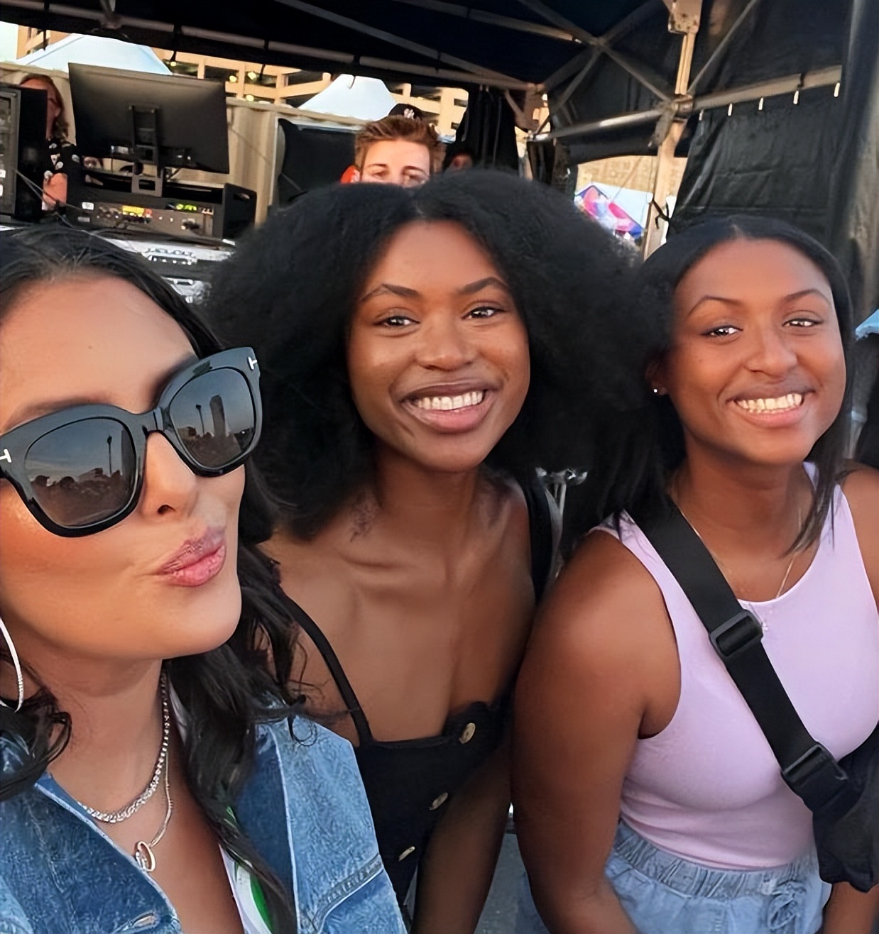 瓦妮莎近况瘦了很多，也变得爱笑了，和科比侄子合影很幸福