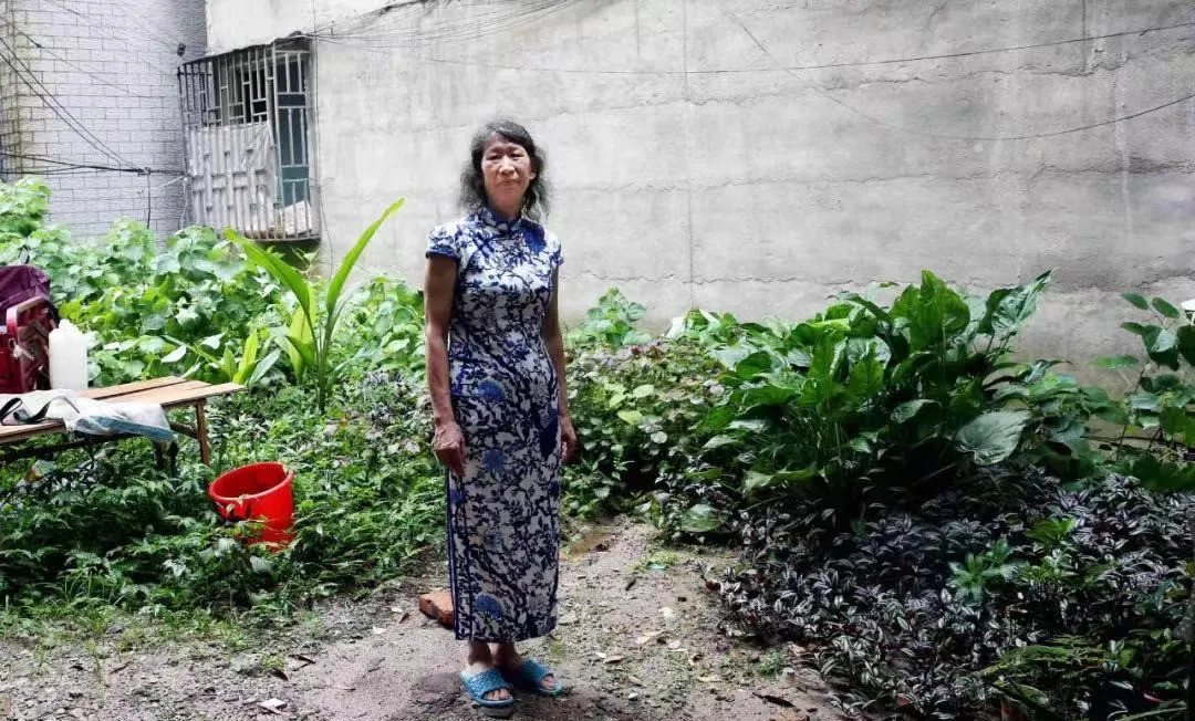“等母亲过世,我就脱掉女装,做回男人。”
