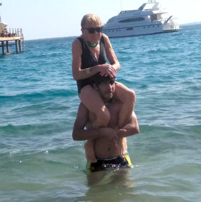 英国老奶奶爱上小50岁埃及小鲜肉，闪婚成功，英国首相回信支持