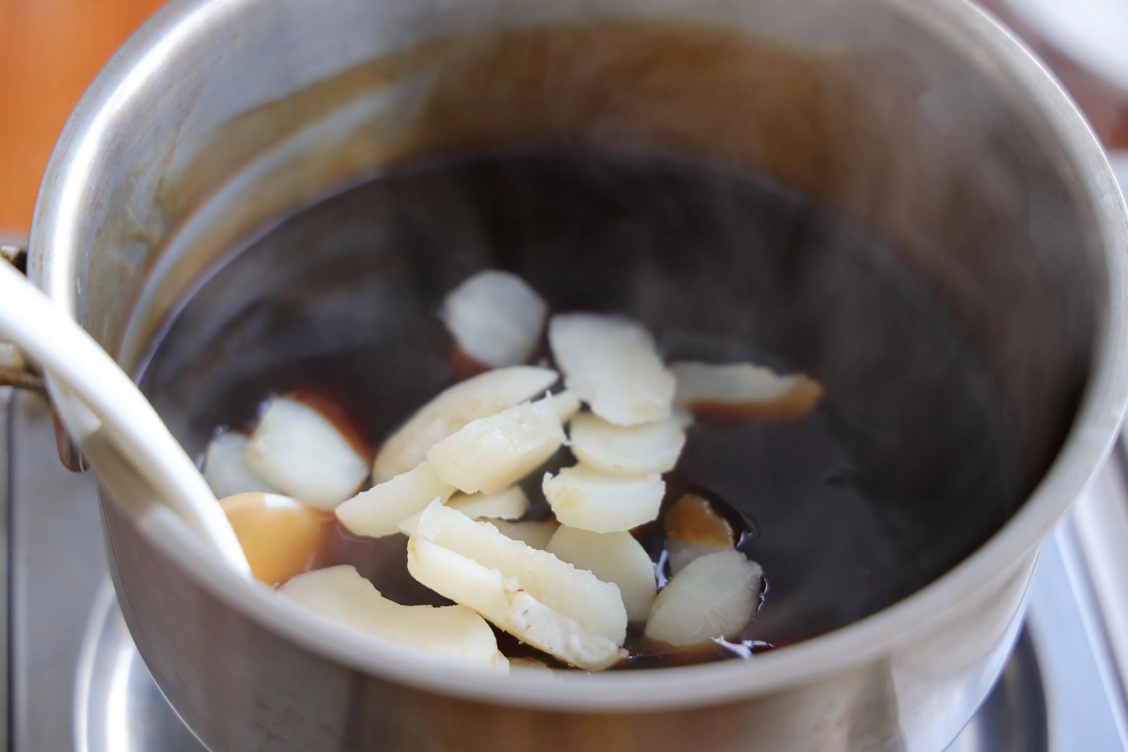 特别适合家宴上的一道甜品，Q弹有嚼劲，不甜不腻，解馋又解腻