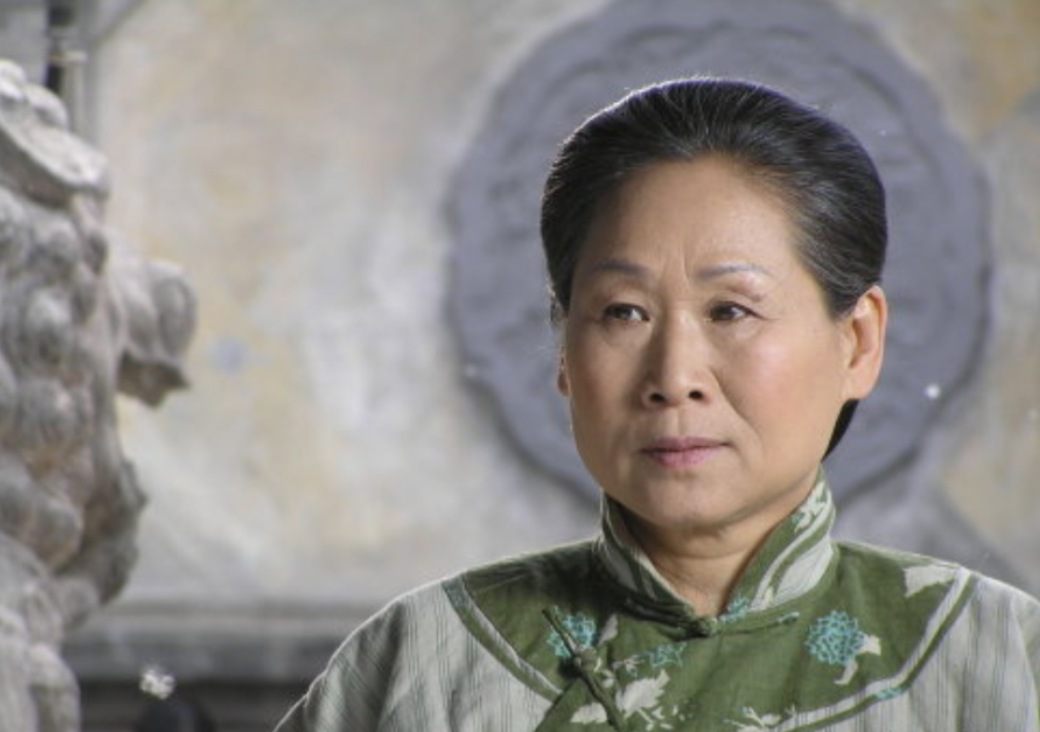 “百亿老太”苇青：荧屏上的扮丑卖惨只是表象，她的故事很励志