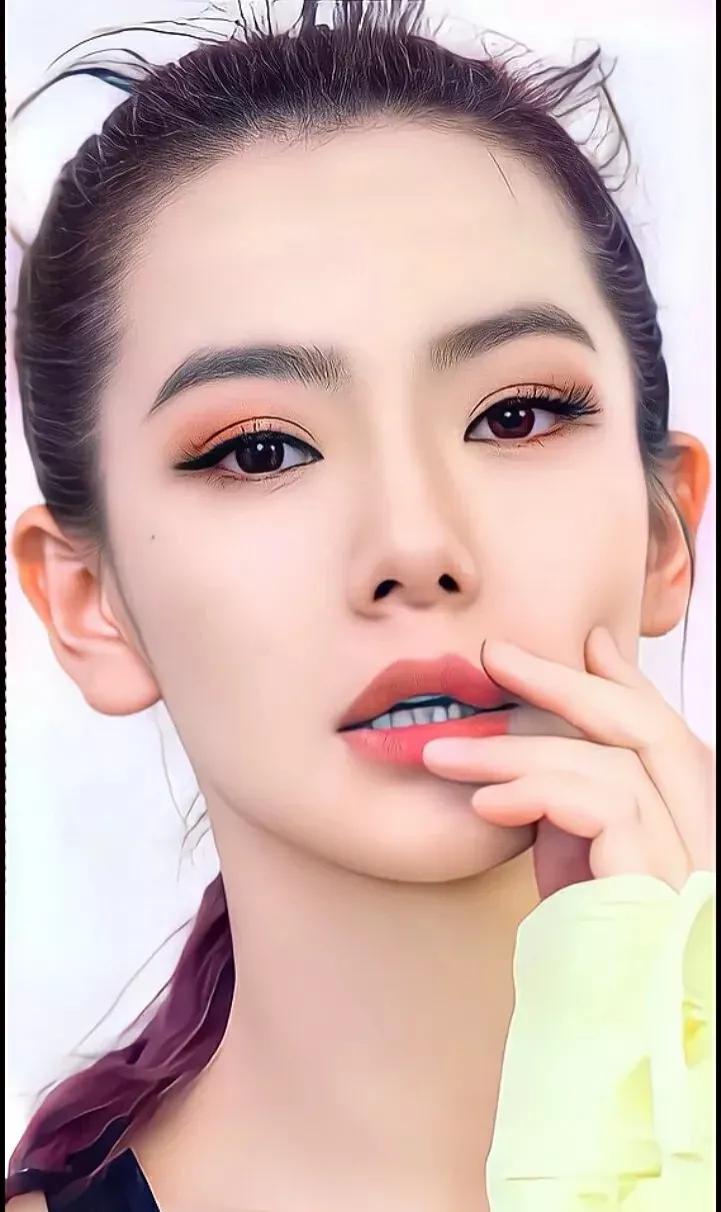 戚薇：气质独特，妩媚动人，魅力十足