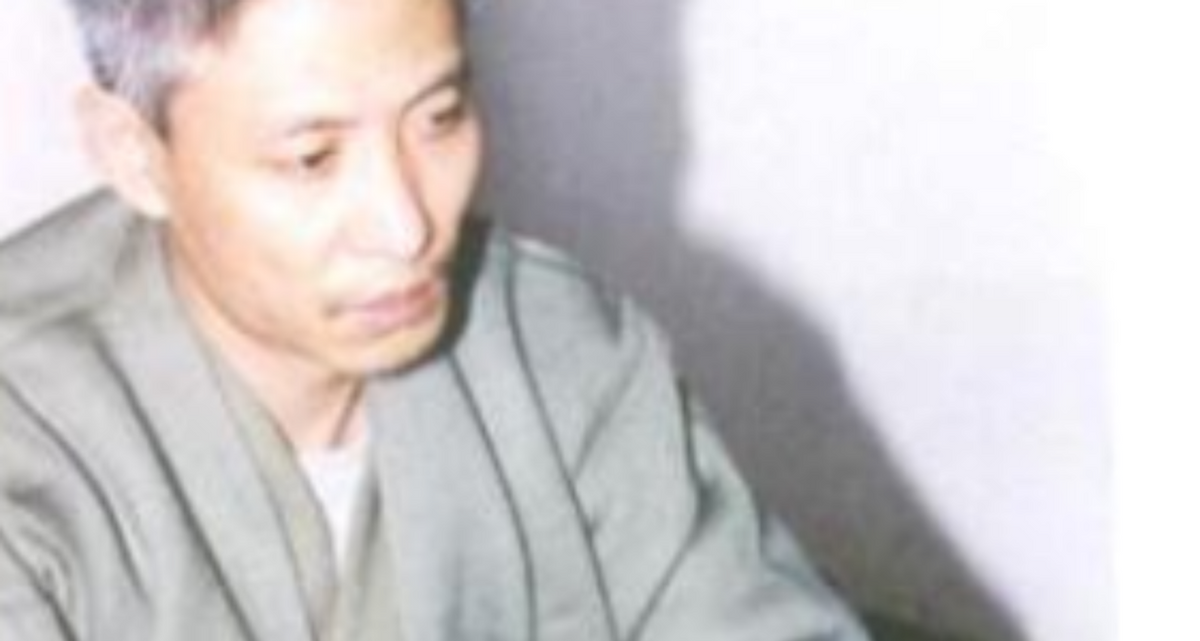 2003年刘涌执行死刑前，喝了一口白酒，让妻子在脚镣处塞了1元钱