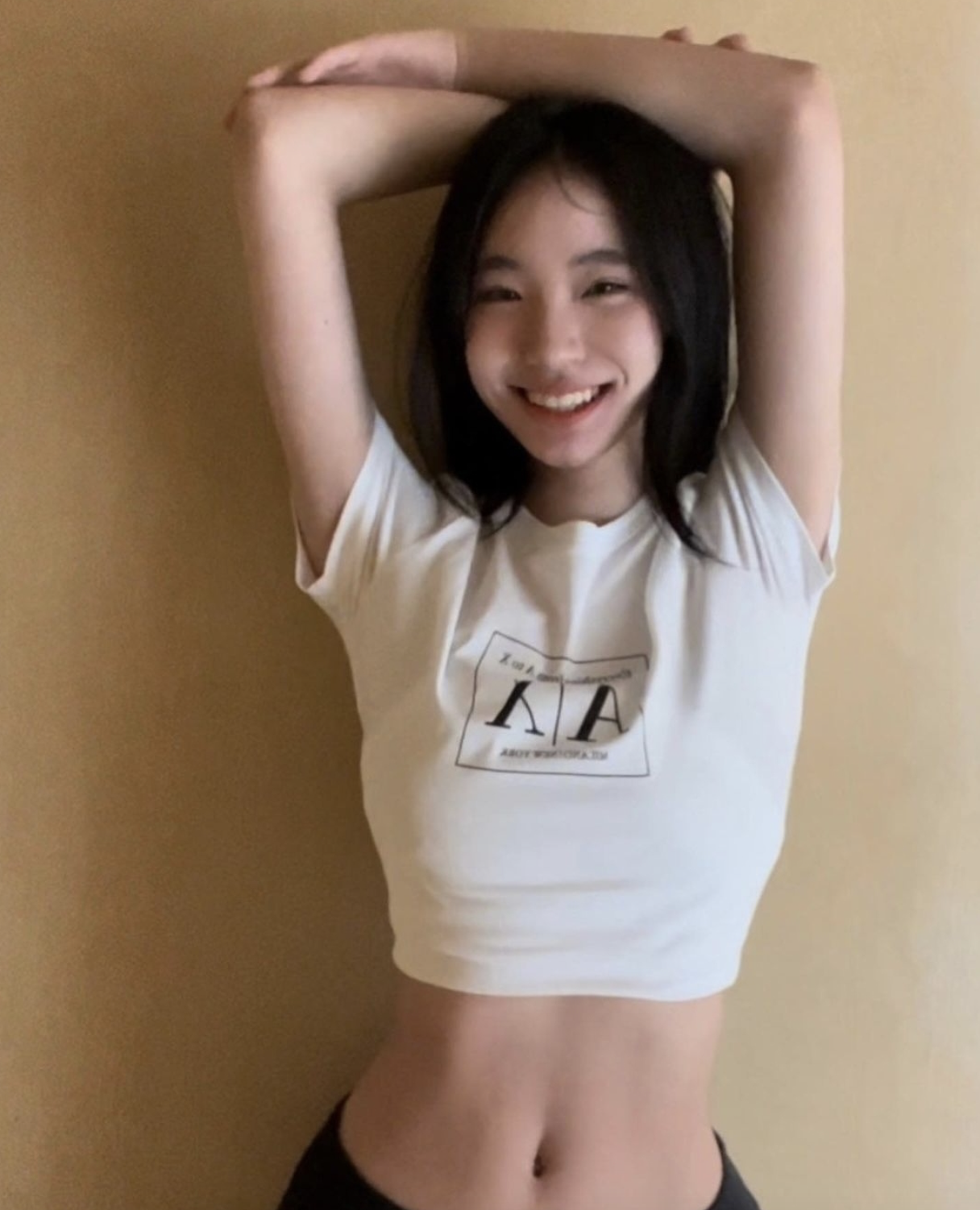 小s二女儿晒自拍，秀直角肩和小蛮腰，14岁Lilly穿扮成熟颜值获赞