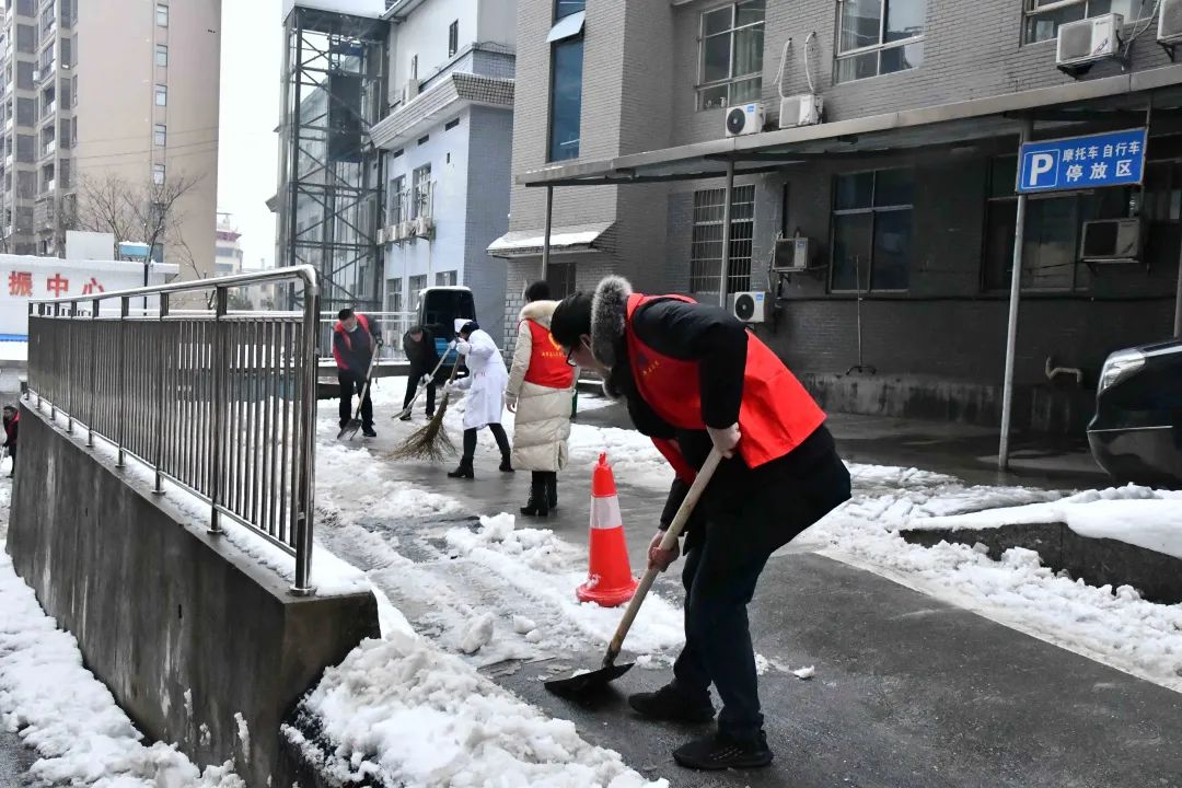 开通“暖心安全通道”—新邵县人民医院开展扫雪除冰志愿服务活动