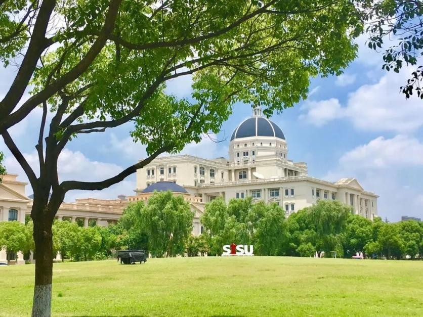 她保送名校上大学，曾任职上海市委宣传部，如今成为女神总裁，和胡歌是挚友！