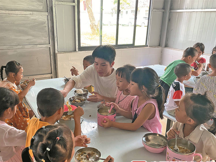 广西23岁穷小伙，3岁被母亲抛弃，大学毕业后回到农村教书，图啥