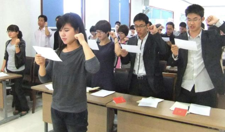 考研生被北京大学录取，晒录取通知书庆祝，却因“第一学历”被嘲