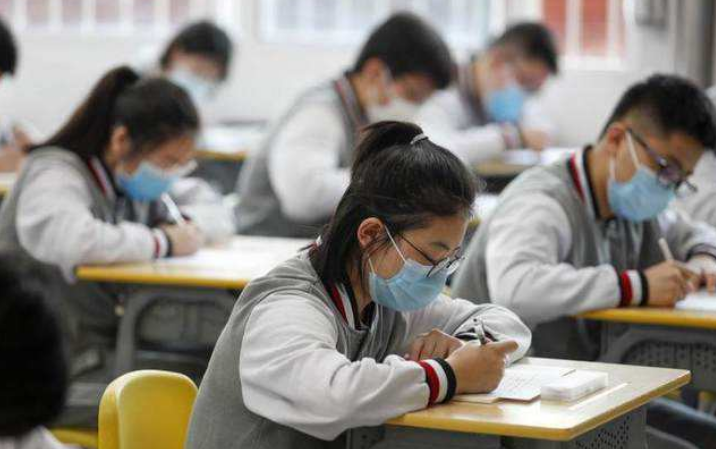 上大学才知道，普通班当鸡头和重点班当凤尾的差距，能重选就好了