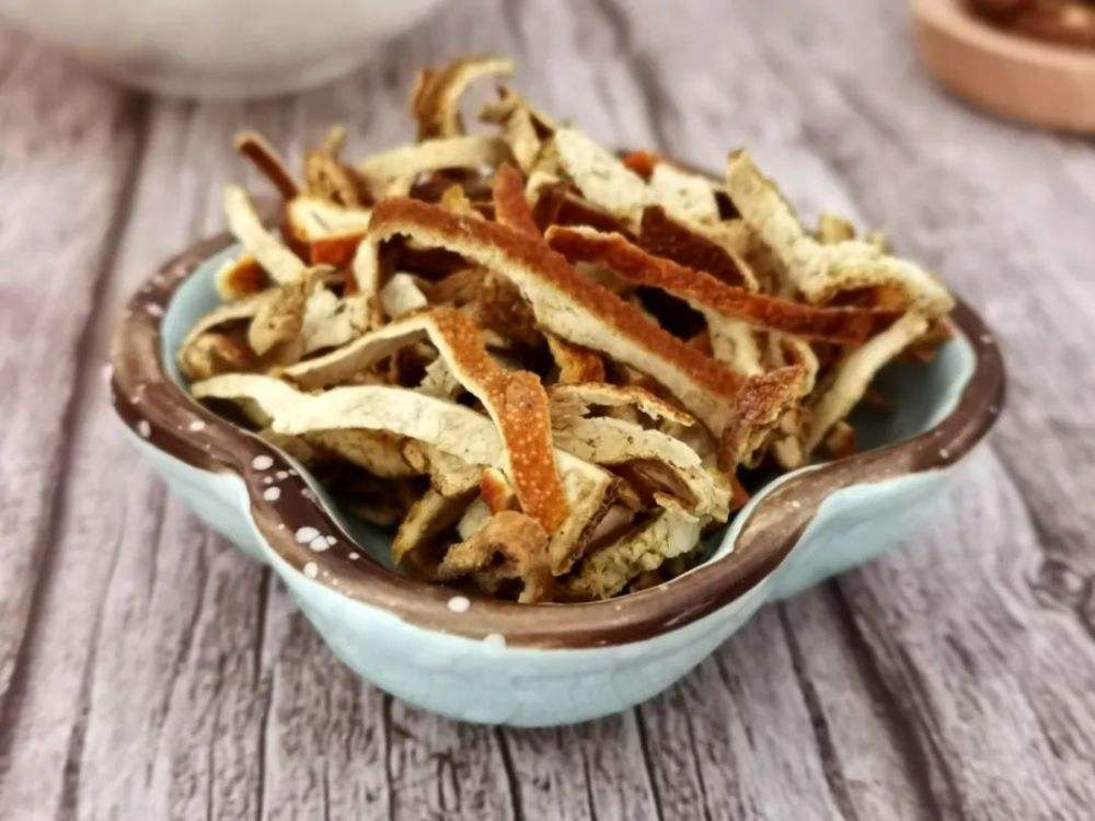 把橘子皮晒干后就是陈皮吗？陈皮的这2种功效，2类人并不适合
