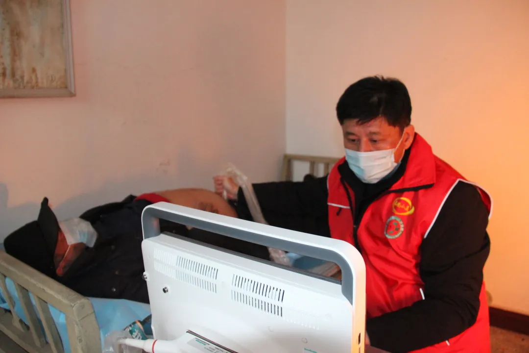 【志愿服务关爱行动】义诊入村送医药，百姓都把赞来点