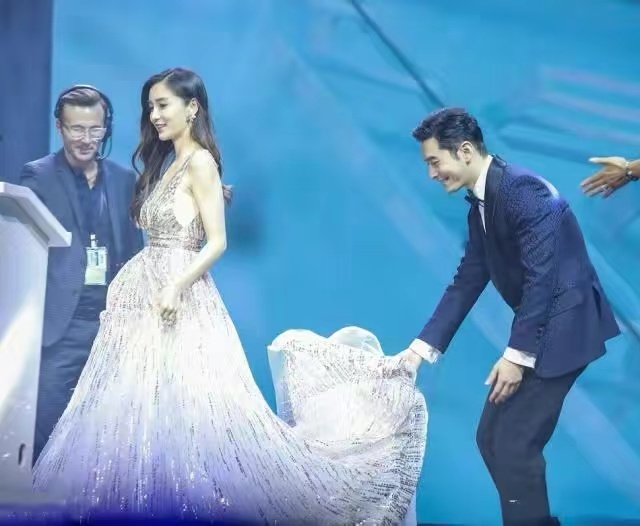 离婚才过2个月,杨颖四处受冷眼,她是否会念起黄晓明的好?