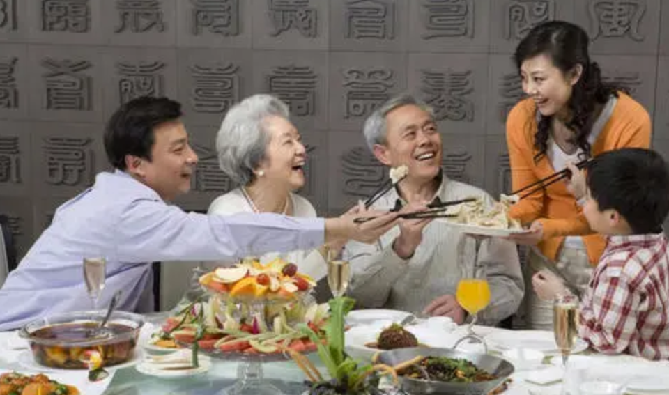 湖南小伙大二退学创业，22岁成千万富翁，23岁为她在海南卖水果