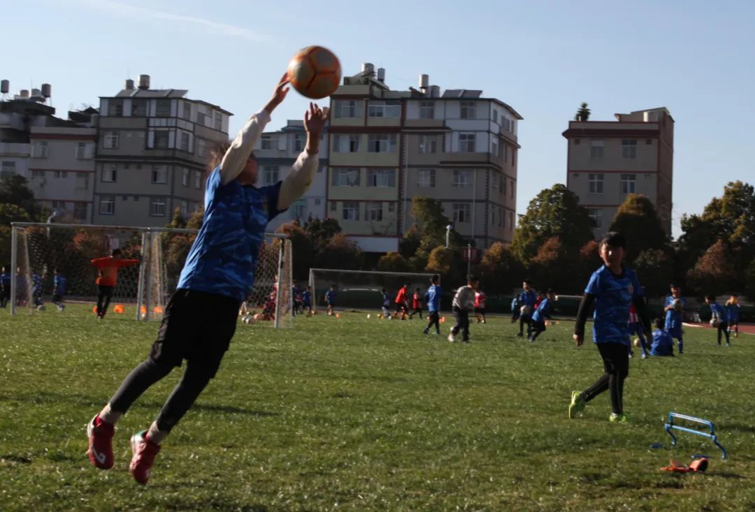 昆明市官渡區(qū)小板橋小學(xué)走出32名球員(圖9) 昆明市官渡區(qū)小板橋小學(xué)走出32名球員(圖9)