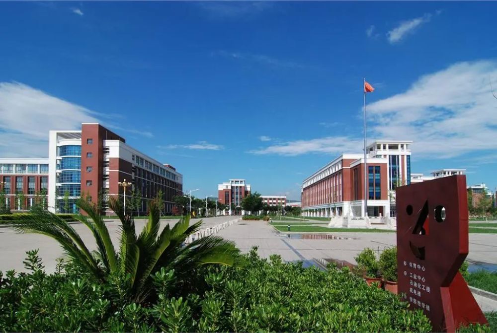河北石油职业技术大学校园风光两所学校综合分析比较:一,天津中德应用