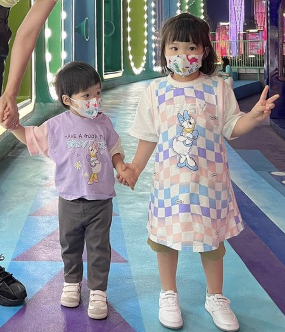 王祖蓝陪妻儿出游，李亚男牵手女儿秀超模身材，姐妹俩呆萌可爱