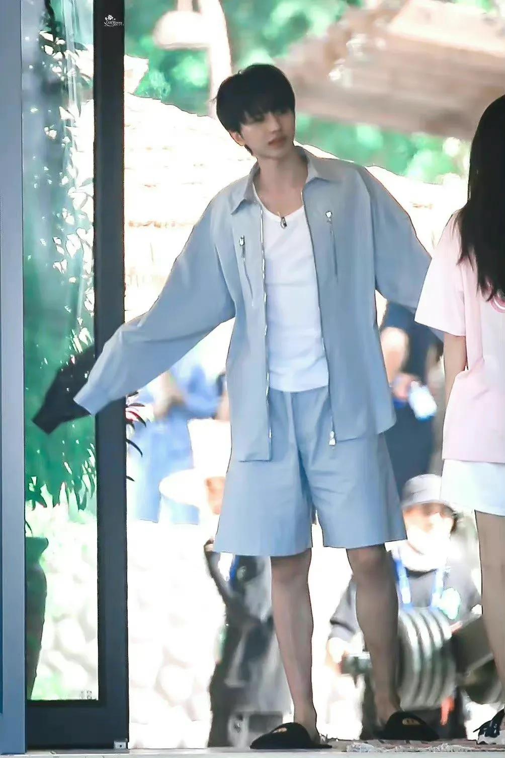 白鹿蔡徐坤睡衣造型，慵懒居家风格，睡意朦胧的样子好可爱