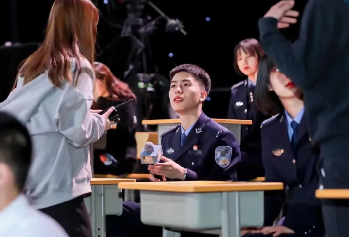 公安大学校草走红，撞脸“王一博”，网友：拼搏百天我要上公大