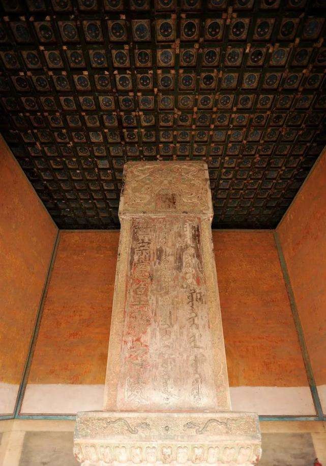 鳌拜最后一次见康熙时，突然脱掉上衣，康熙见状泪目：免其死罪