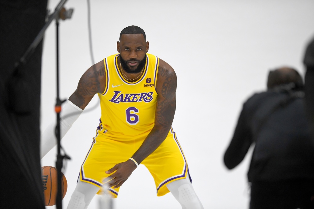 广告里面有哪些nba球星(美媒列出了2022年收入最高的100名运动员中的NBA球员，都有谁)