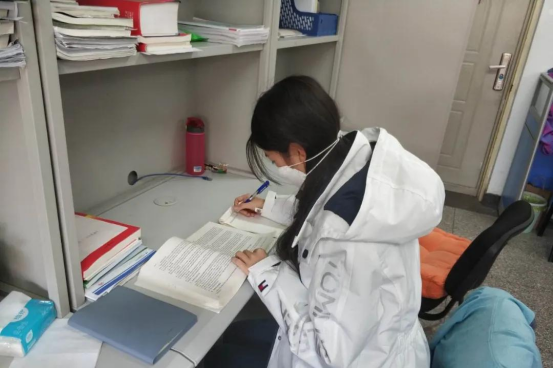 零零后的同学有多耿直，老师让填“寒假留校理由”，快看他填的啥