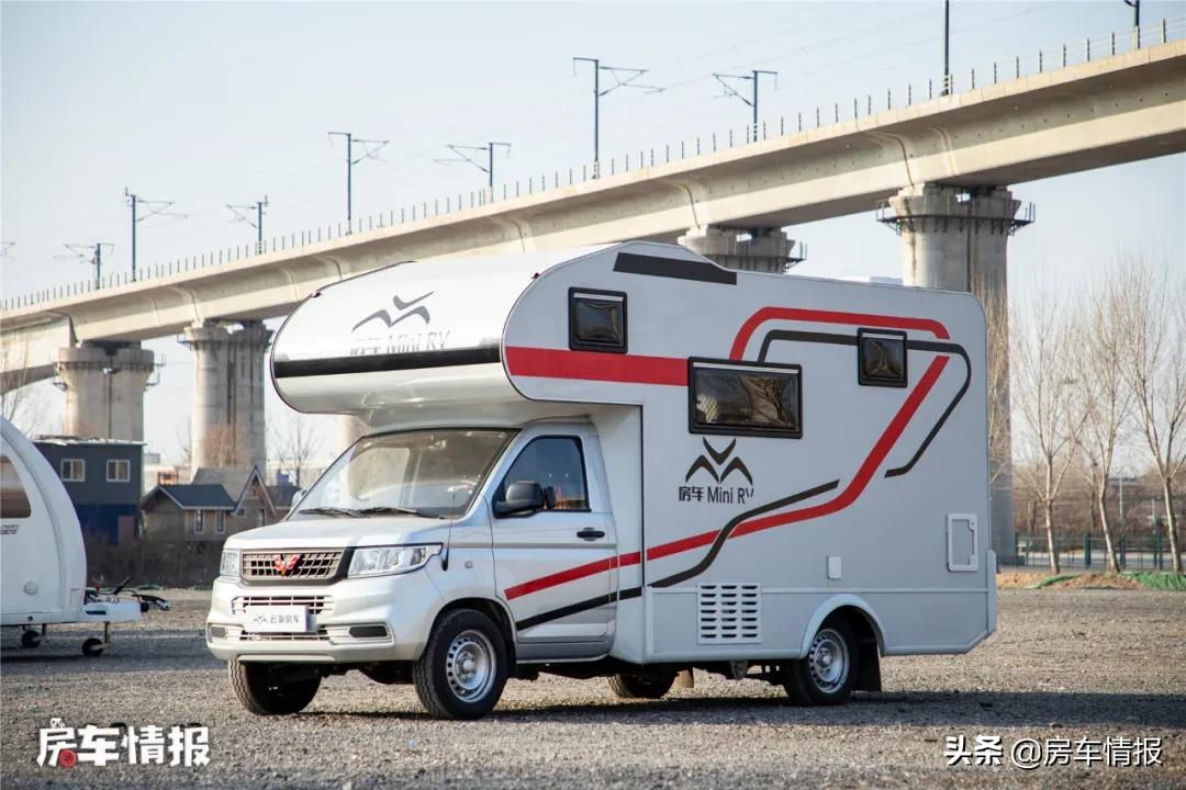 五菱荣光新卡打造的房车适合家庭出行吗(价格性能怎么样)(图2) 属于老百姓的五菱房车,配1.8L动力能住一家四口,厕所空间真心大