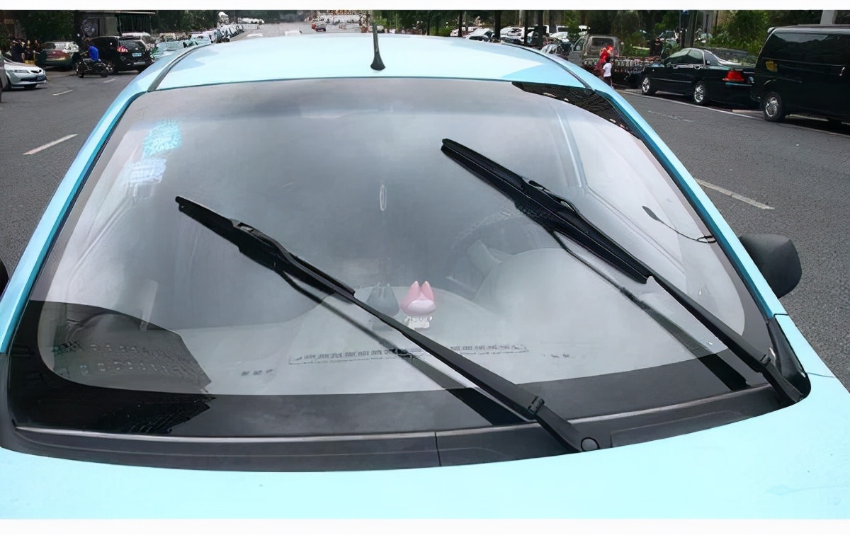 汽车雨刮器多久换一次才合适?听听老司机怎么说