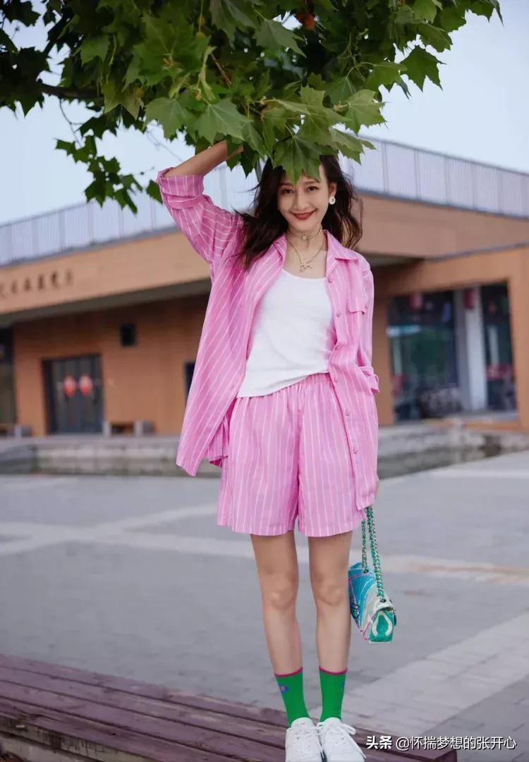 王鸥这么穿太显嫩了，粉色套装活泼清新，白鞋绿袜少女感十足